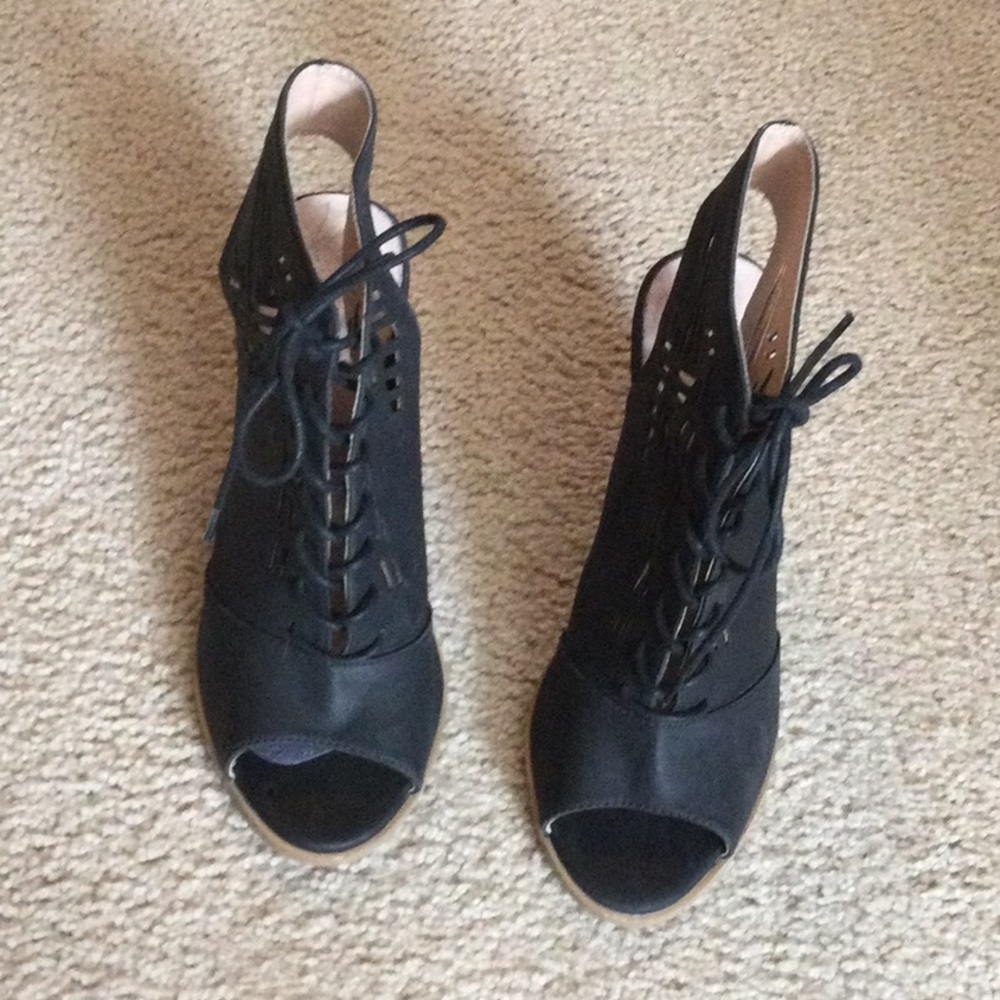 Restricted open toe shoes